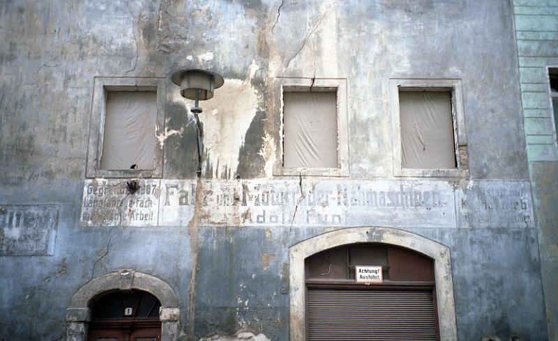 Görlitz, Bogstr. 1, 29.4.1996.jpg - Fahr- und Motorräder - Nähmaschinen, Adolf Funk / links: Gegründet 1907 - Langjährige fachmännische Arbeit / rechts: ... statt mit ... (?)